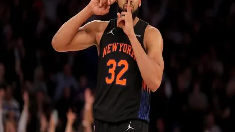 吉鲁梅开二度追平亨利纪录，拉比奥与姆巴佩头球助法国4-1逆转澳洲